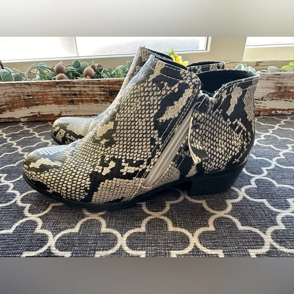 Arizona Jean Company Galen Zip Block Snakeskin Ankle Boots- size 8